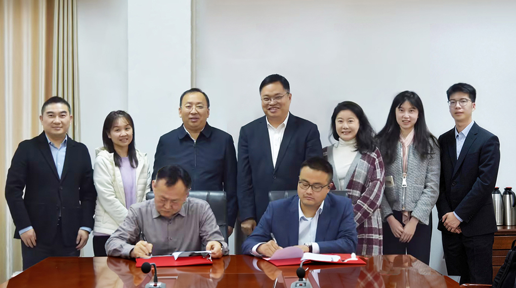 龙八国际与湖北长江影戏集团签署战略相助协议 以能源科技赋能影视工业绿色生长